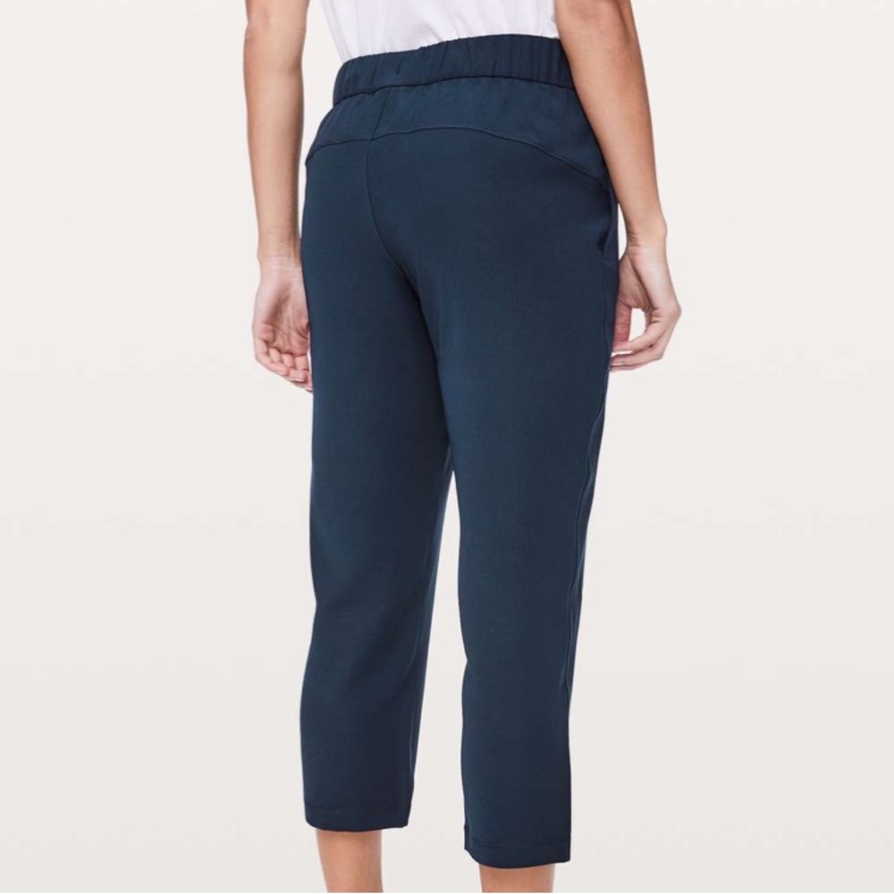 Lululemon On The Fly Crop Woven 23"
True Navy